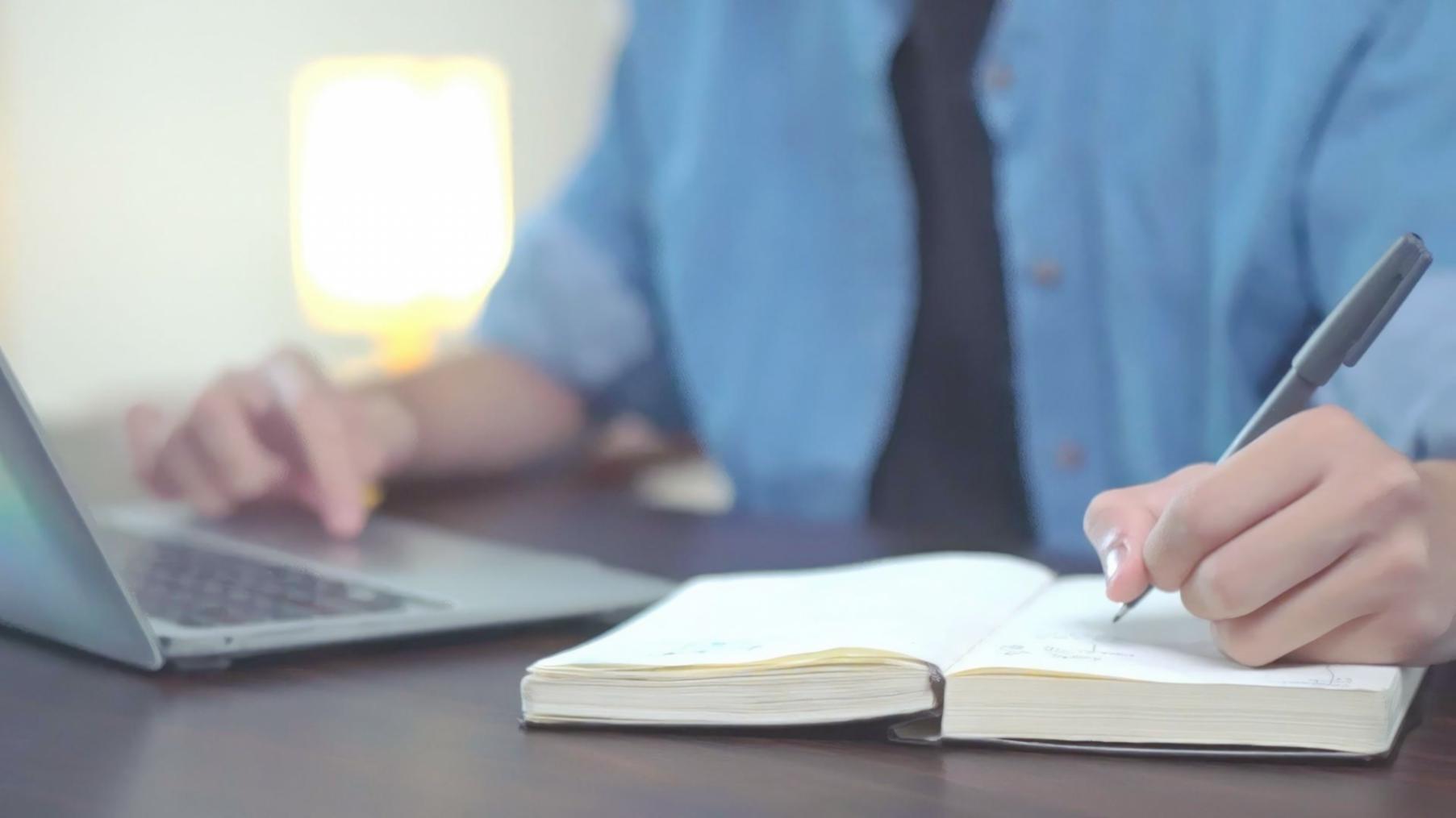 Bureau moderne avec documents financiers et outils de planification budgétaire