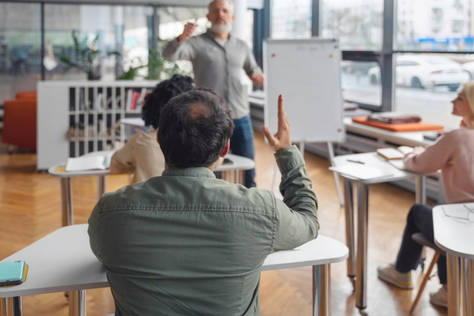 Équipe en réunion stratégique autour d'une table